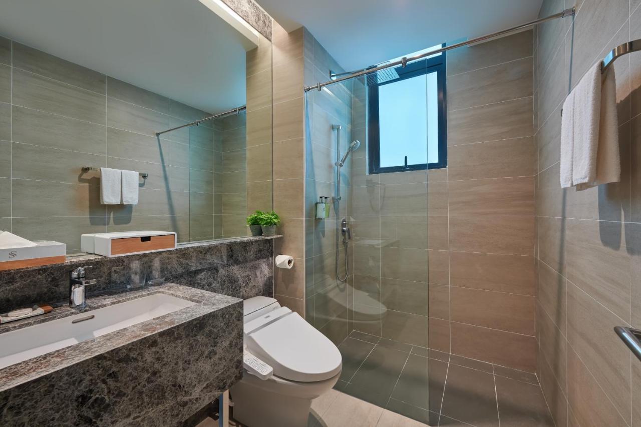 Mercure Living Путраджая Экстерьер фото A bathroom in a hotel