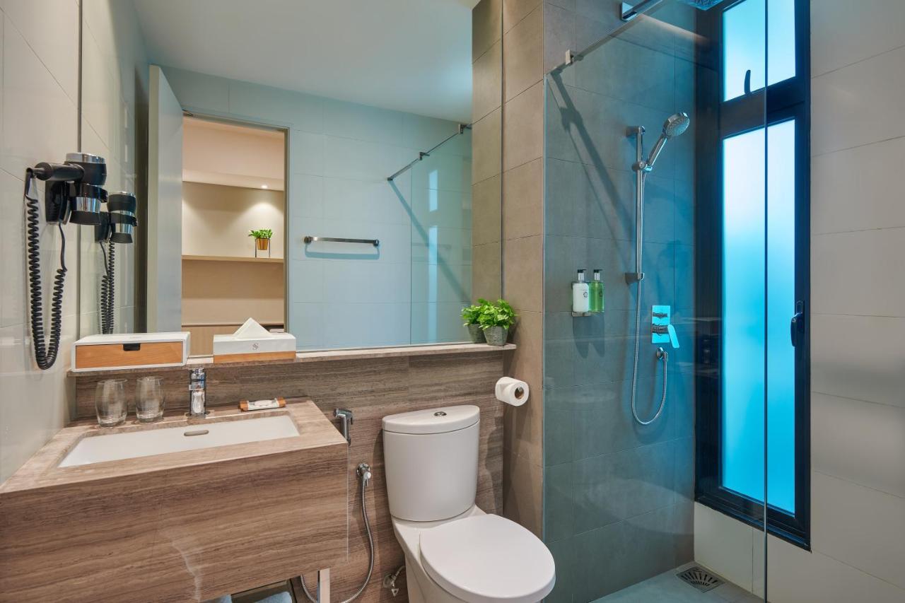Mercure Living Путраджая Экстерьер фото A bathroom in a hotel