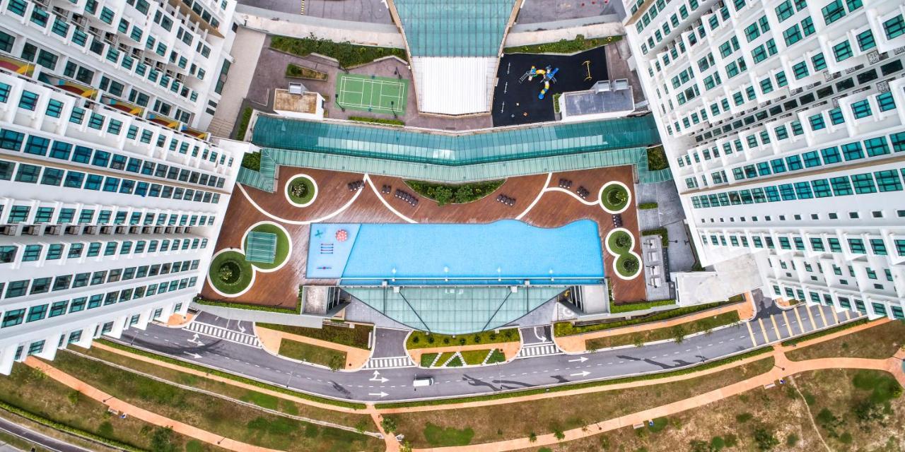 Mercure Living Путраджая Экстерьер фото Aerial view of the pool