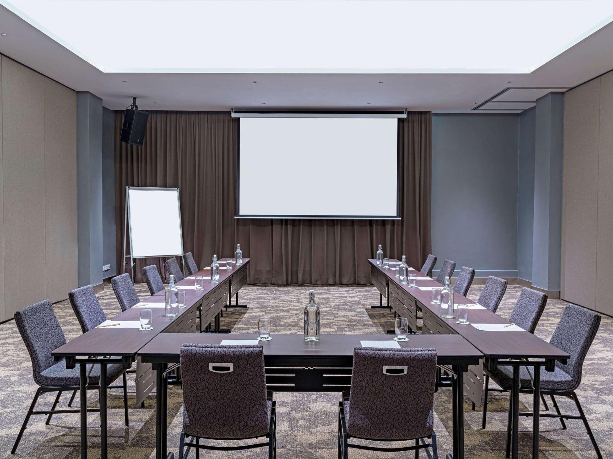 Mercure Living Путраджая Экстерьер фото A meeting room
