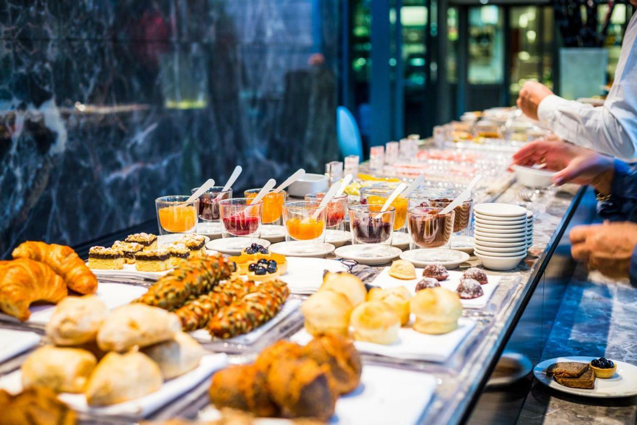 Mercure Living Путраджая Экстерьер фото A buffet at a hotel