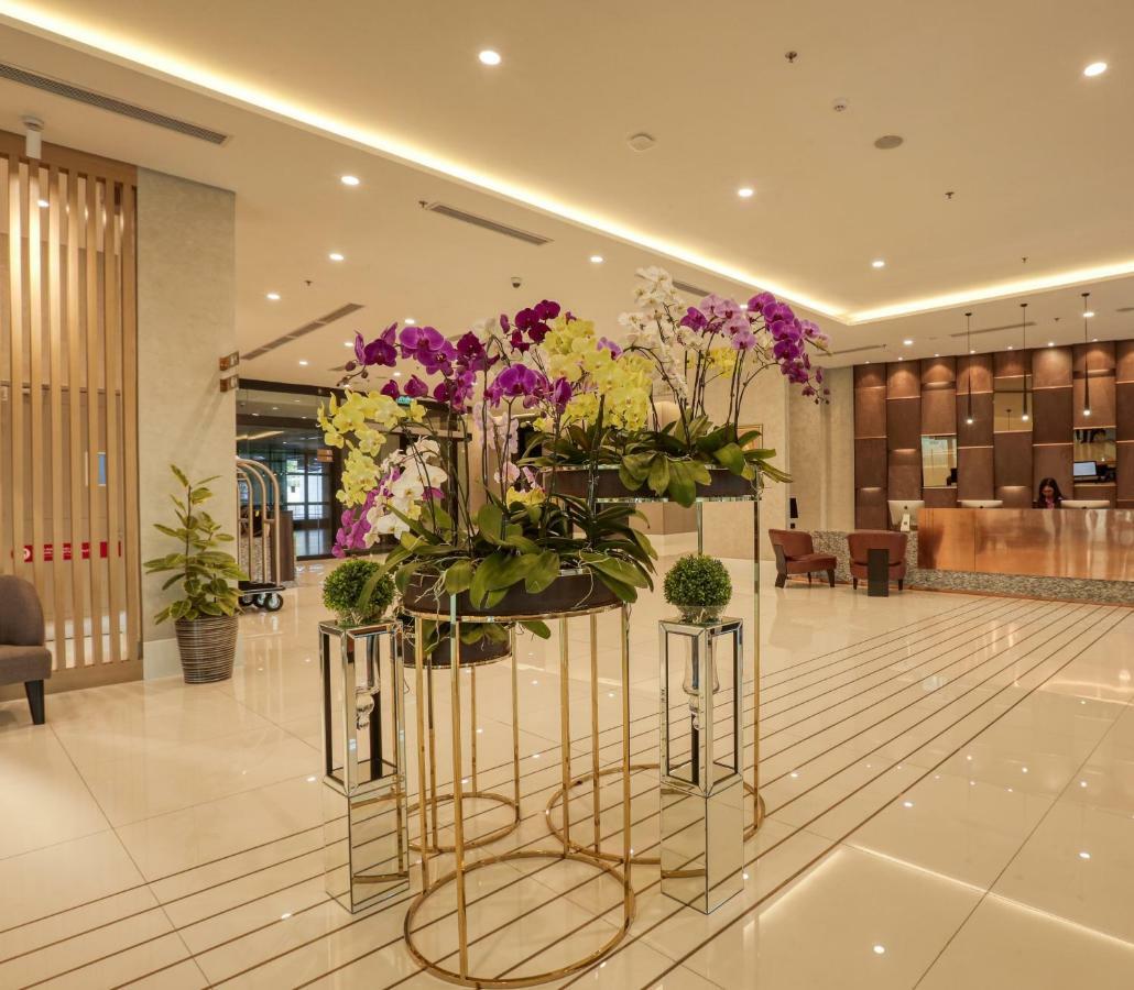 Mercure Living Путраджая Экстерьер фото The lobby of the hotel